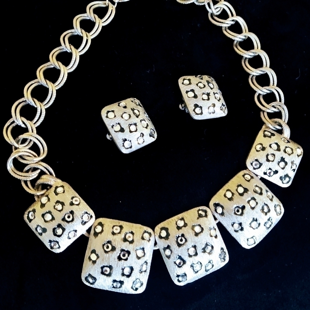 𝅺SILVER leopard and rhinestone choker with earrings
